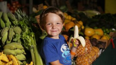 Fruit Picking for Kids in Cairns