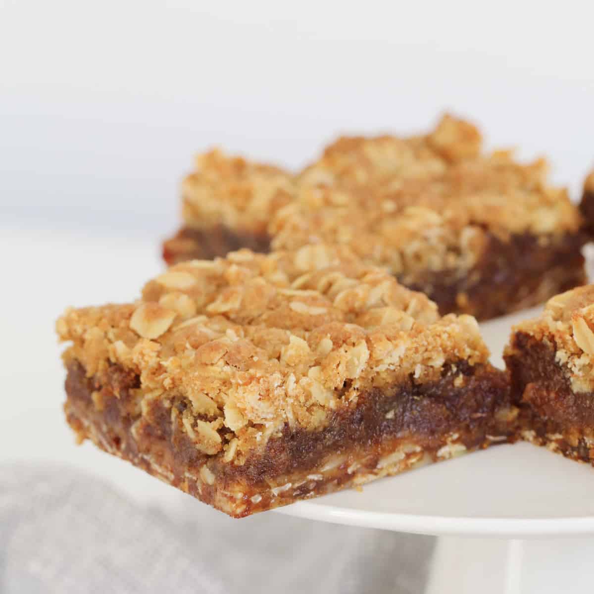 date crumble slice