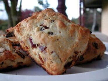 date scones with lemonade