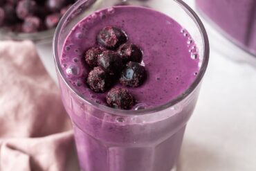 how to make a berry smoothie with frozen berries