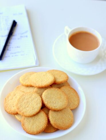 how to make eggless biscuits