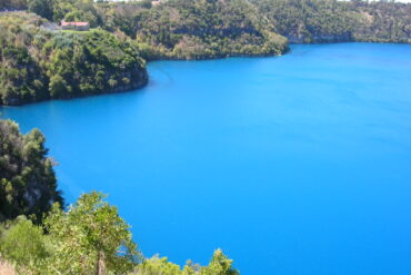 blue lake in mount gambier