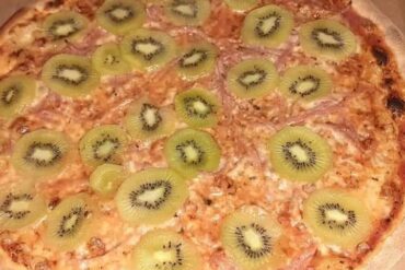 kiwi on pizza