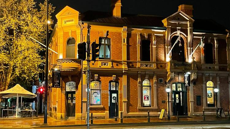 pubs adelaide city