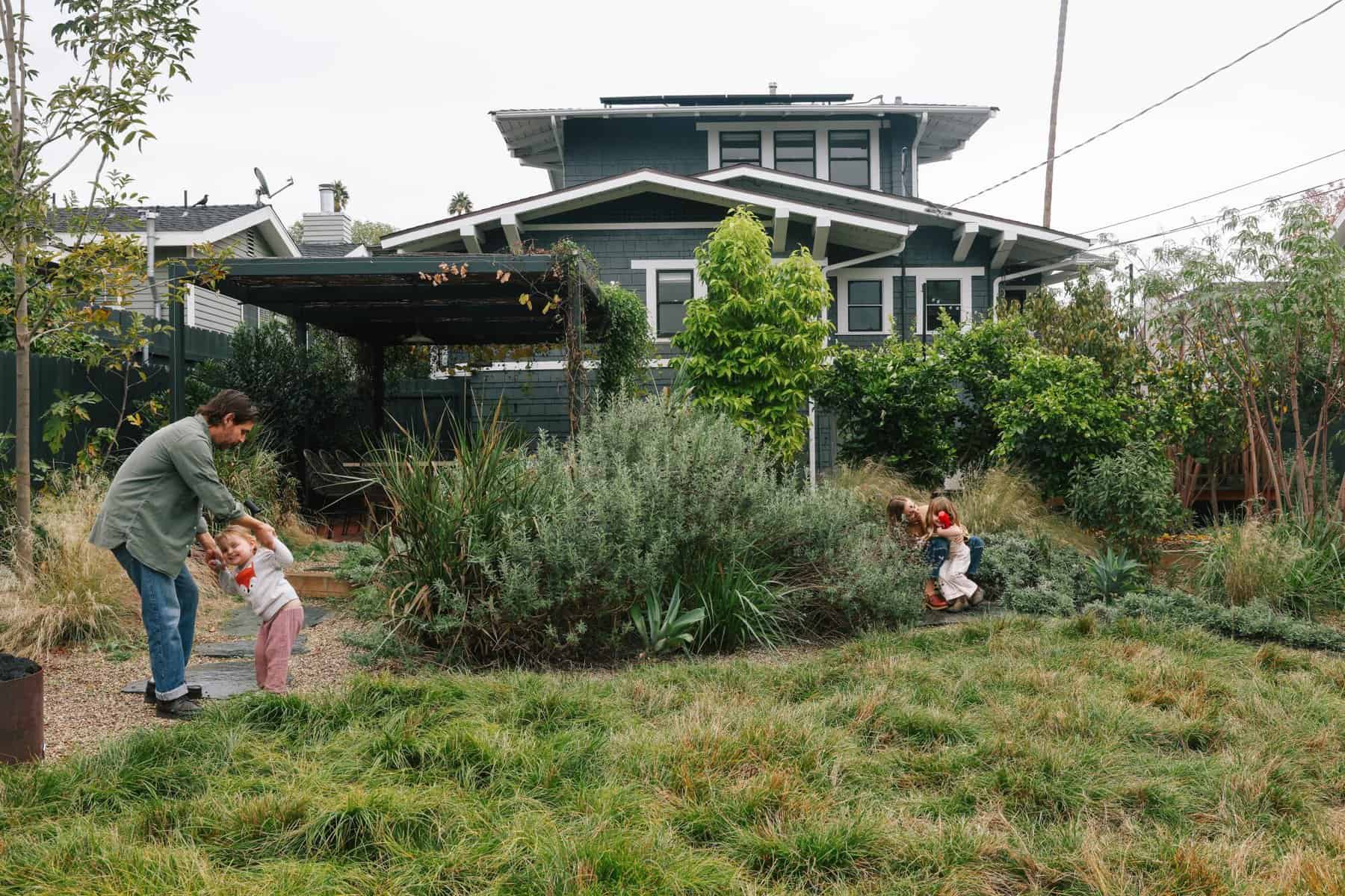 Family Walks With Kids in East Los Angeles California