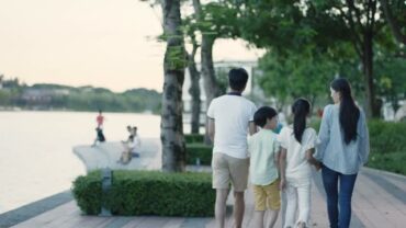 Family Walks With Kids in Kallang